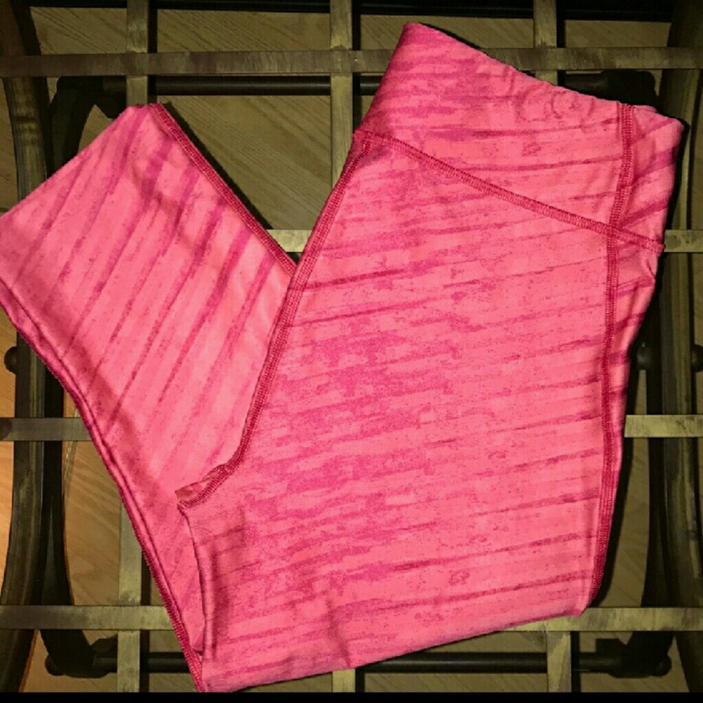💓⬇PRICE FIRM⬇Pink[Under Armour]Cropped Leggings💓